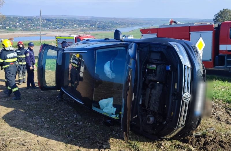Mașină răsturnată în urma unui accident petrecut în Răchiți