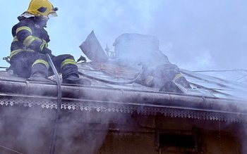 Casă din Botoșani aprinsă de …