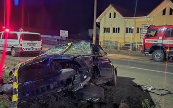 Accident! Două mașini s-au ciocnit …