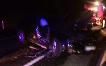 Accident! Două mașini s-au ciocnit …