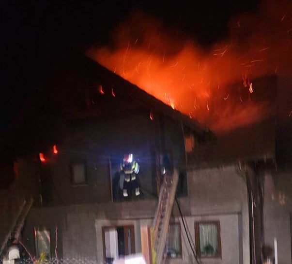 O familie din Prăjeni a rămas fără acoperiș deasupra capului în urma unui incendiu