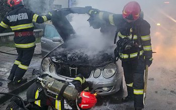 O mașină a luat foc …