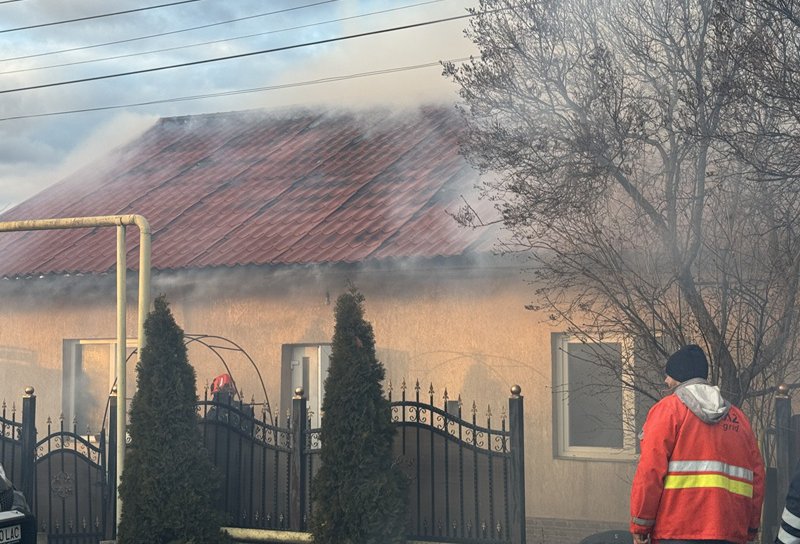 Incendiu izbucnit la o casă din Dorohoi. Pompierii au intervenit mai bine de două ore - FOTO