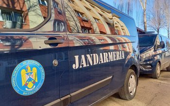 Bărbat întins pe o bancă …