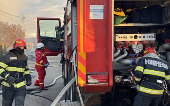 Femeie salvată de pompieri dintr-un …