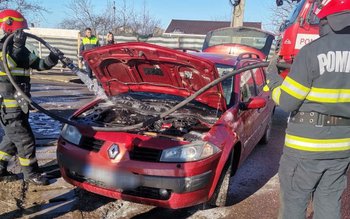 Autoturism cuprins de flăcări în …