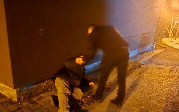 Bărbat accidentat căzut pe trotuar, …