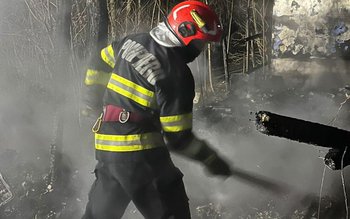 Bătrân rămas fără acoperiș deasupra …