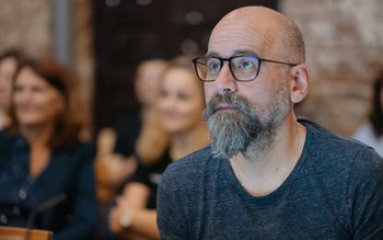 Pentru prima dată, Discuția secretă …