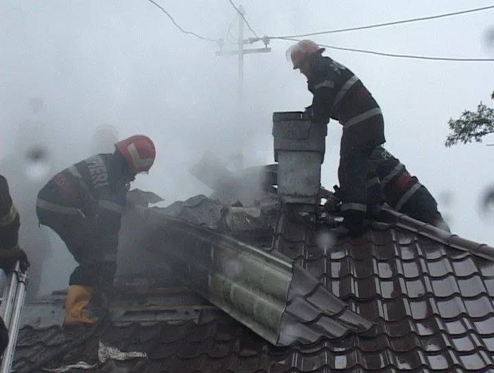 Coșul de fum, pericol de incendiu pentru o casă din Darabani