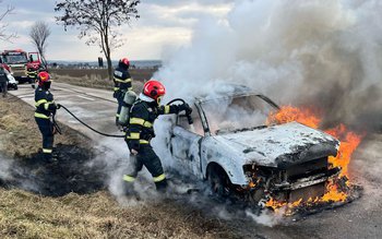 Mașină distrusă de flăcări pe …