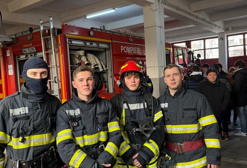 Școala Altfel: elevi și profesori de la Liceul „Regina Maria” Dorohoi în vizită la pompieri - FOTO