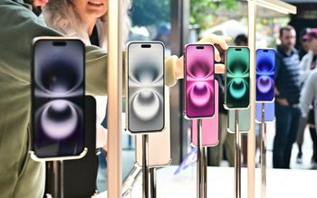 Apple lansează iPhone 16e, un …