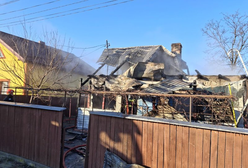 Tragedie! O femeie a rămas fără casă în urma unui incendiu