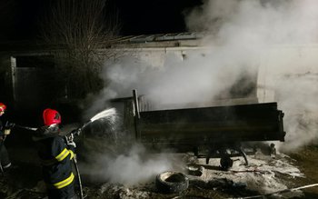 Autoutilitară cuprinsă de flăcări într-o …