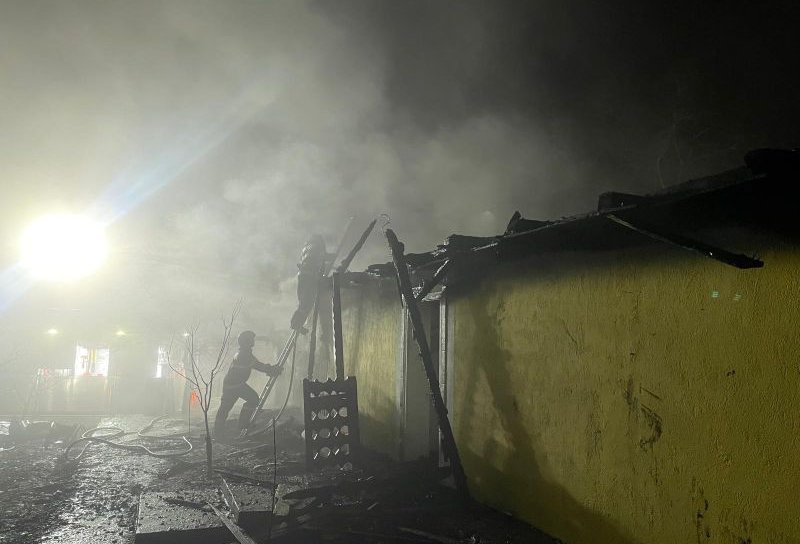 Incendiu violent la Vorniceni. O casă a fost cuprinsă de flăcări din cauza unui scurtcircuit