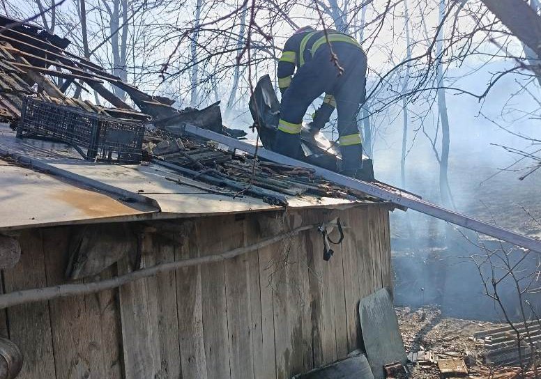 Incendiu puternic într-o gospodărie din Copălău. Proprietara a suferit un atac de panică