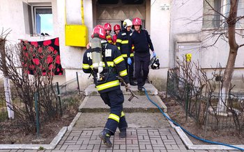 Bucătărie cuprinsă de flăcări într-un …