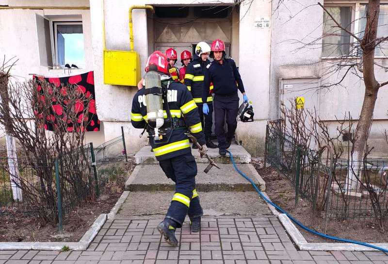 Bucătărie cuprinsă de flăcări într-un bloc din Botoșani din cauza unui scurtcircuit