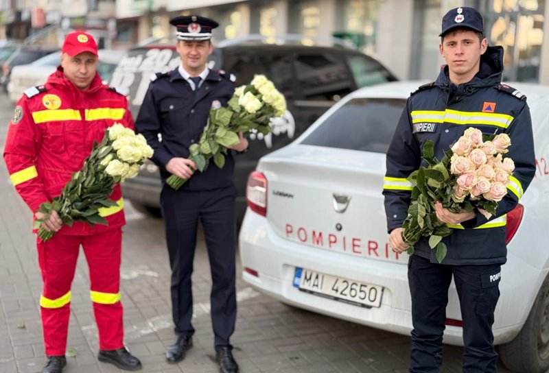 Flori și zâmbete oferite de pompierii botoșăneni - FOTO