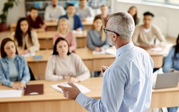 Unii profesori propun reducerea orelor …