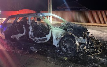 Un autoturism parcat pe un …