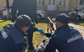 Bărbat inconștient ajutat de jandarmi. …
