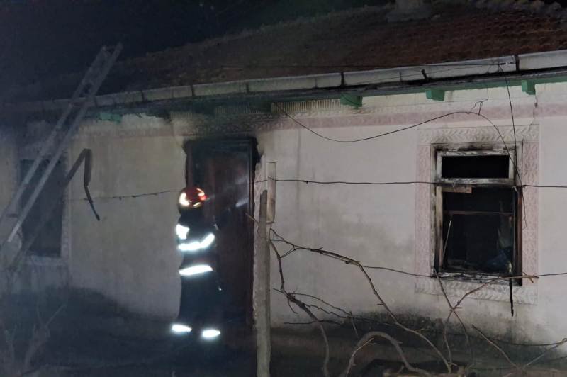 Tragedie la Rădeni: bărbat găsit decedat în urma unui incendiu - FOTO
