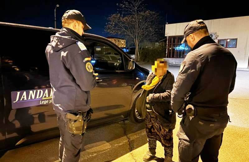 Gest de omenie! Bătrânică pierdută pe stradă, dusă de jandarmi la Centrul Social pentru Persoane Fără Adăpost Botoșani