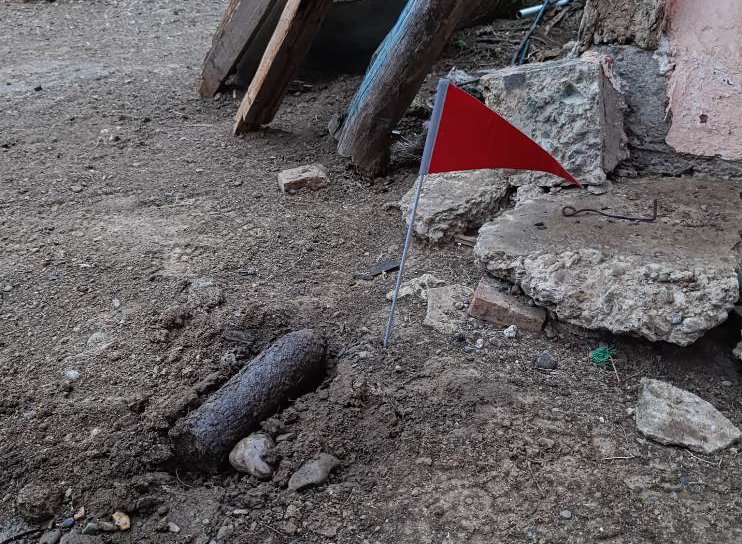 Proiectil găsit de un bărbat în curtea casei