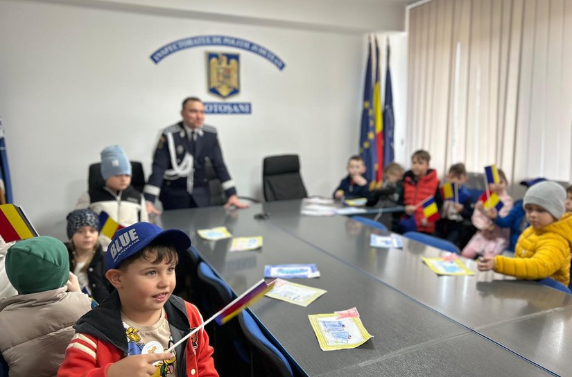 Moment plin de culoare oferit polițiștilor de preșcolarii de la o grădiniță din județ cu ocazia Zilei Poliției Române