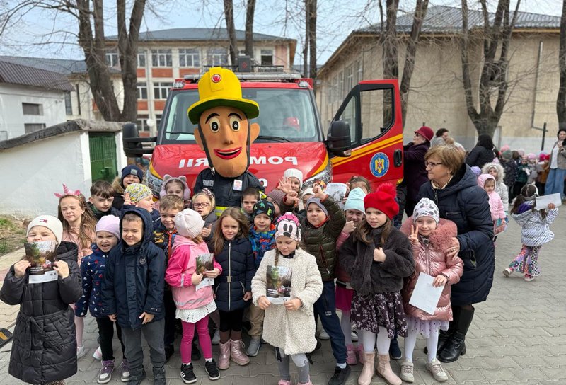 Pompierii, prietenii copiilor. Acțiune desfășurată la o grădiniță din Botoșani - FOTO