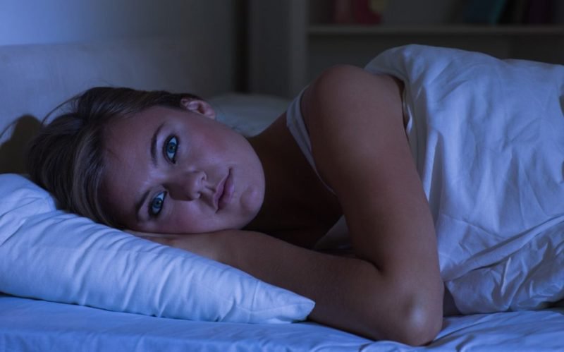 Cum ne afectează sănătatea dormitul cu televizorul aprins