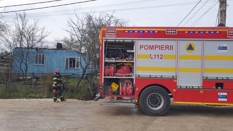 Casa unei bătrâne a fost cuprinsă de flăcări după ce soba supraîncălzită a produs un incendiu