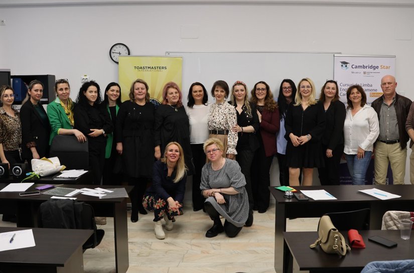 Un nou tip de formare pentru profesori: Cambridge Star și Toastmasters Botoșani aduc în prim-plan vorbitul cu impact - FOTO