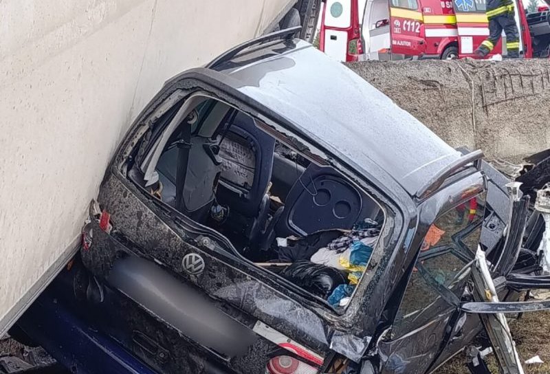 Botoșănean mort după ciocnirea dintre un autoturism şi un camion - FOTO
