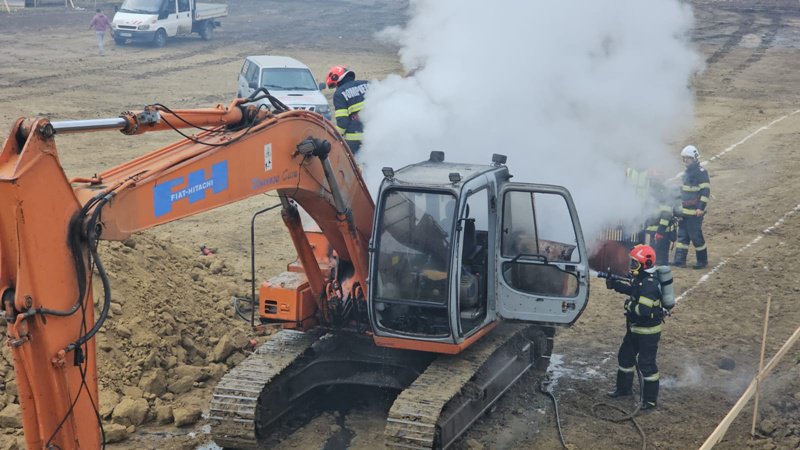 Un untilaj a luat foc în timp ce executa lucrări de excavare pe o stradă din Dorohoi