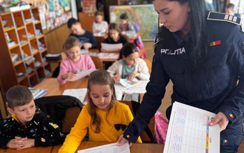 Polițiştii botoşăneni alături de copii, …