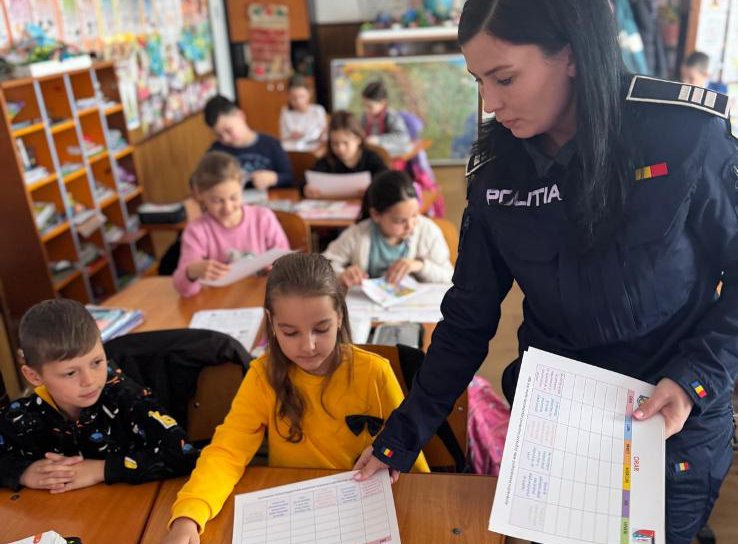 Polițiştii botoşăneni alături de copii, în „Școala siguranţei Tedi 2025”