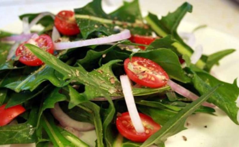 De ce e sănătos să consumi primăvara salată de păpădie