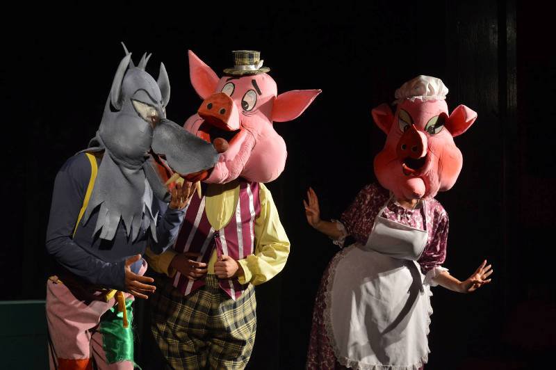 Spectacolul „Cei trei purceluşi” pus în scenă de Teatrul „Vasilache” Botoșani
