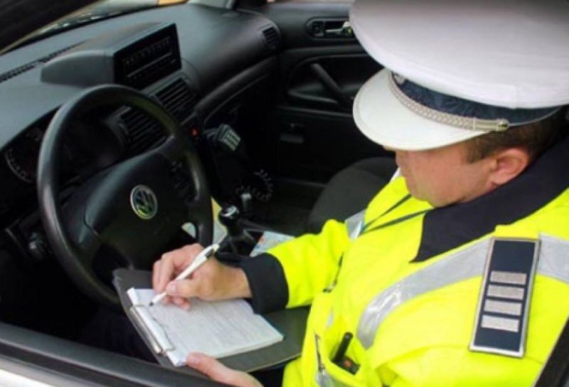 Bărbat fără permis prins la volan de polițiști