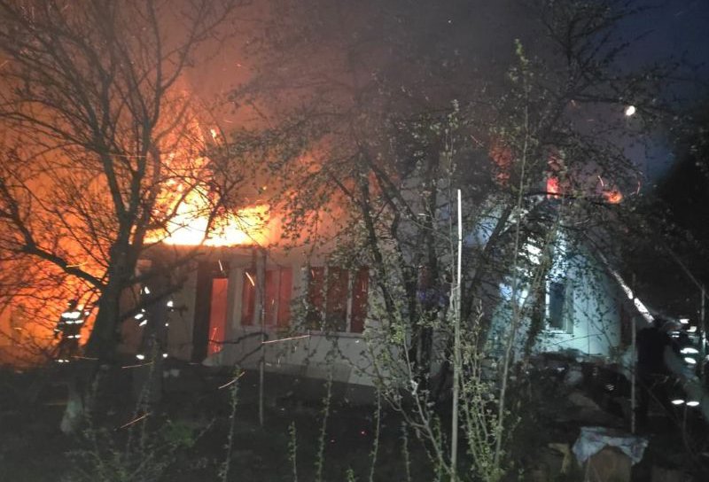 Incendiu violent produs într-o gospodărie din Roma