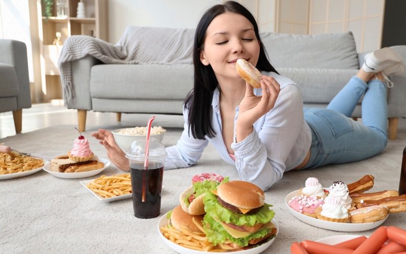 Cum evităm mâncatul în exces? Iată câteva reguli simple propuse de nutriționiști