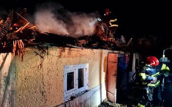 Casă cuprinsă de flăcări la …