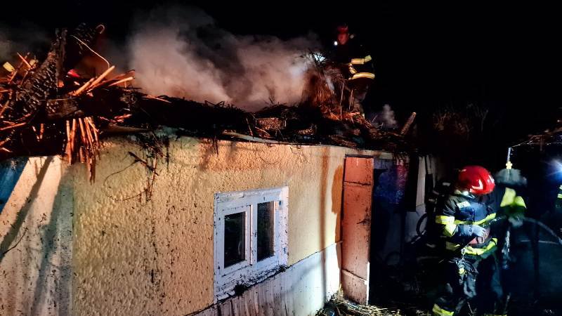 Casă cuprinsă de flăcări la Dragalina din cauza unui coș de fum neizolat