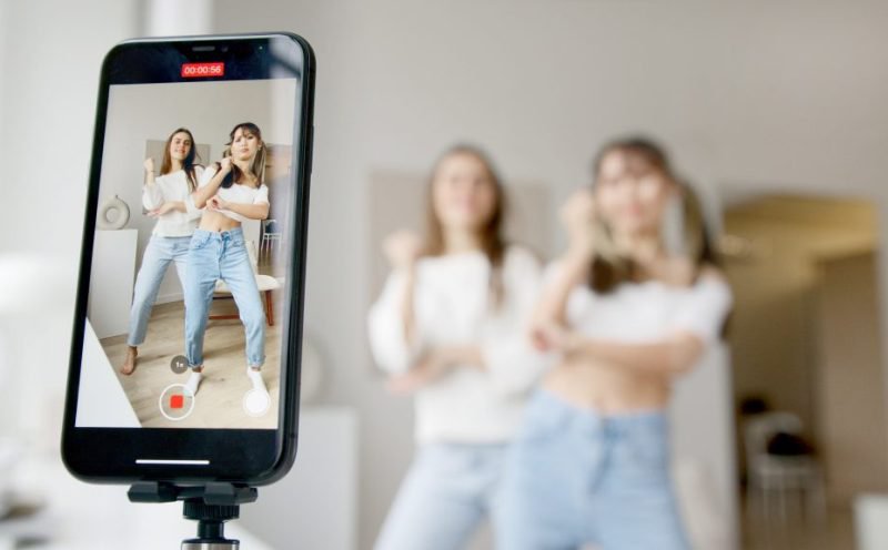Meta anunță o măsură de siguranță. Tinerii sub 16 ani nu vor mai putea face live-uri pe Instagram fără acordul părinților