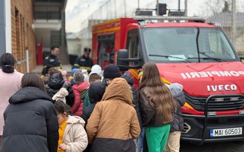 Pompierii alături de copii, în …