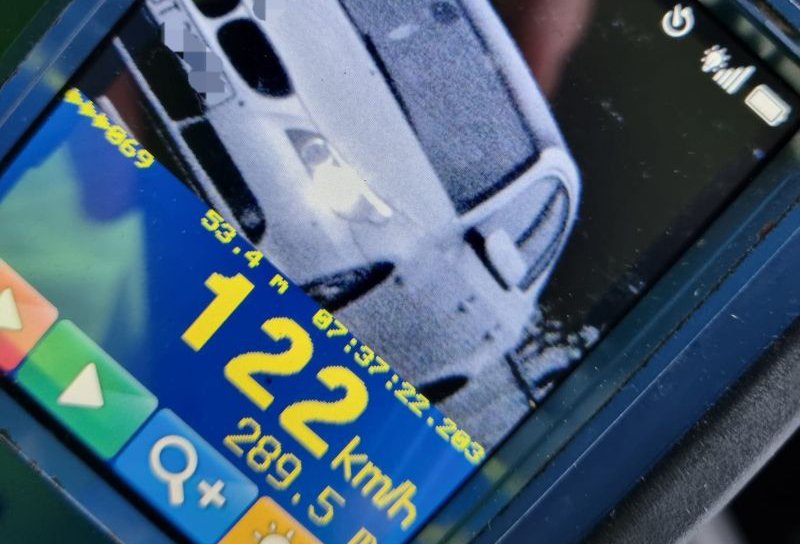 Șofer de 24 de ani prins cu 122 de km/h în localitate