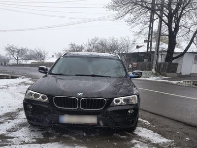 Tânără la volanul unui autoturism …
